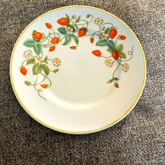 Vintage Strawberry Porcelain 22k Gold Trim Plate with strawberry bath soaps‎ - Picture 4 of 11